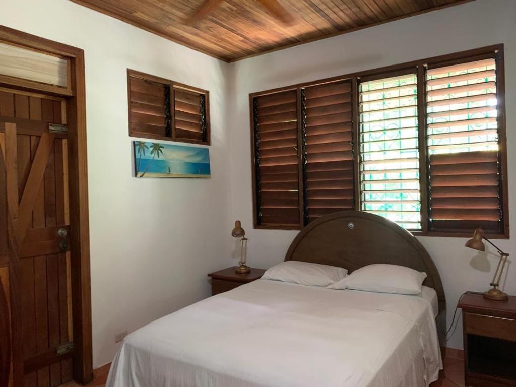 Mal Pais Surf Camp Hotell Playa Santa Teresa  Eksteriør bilde